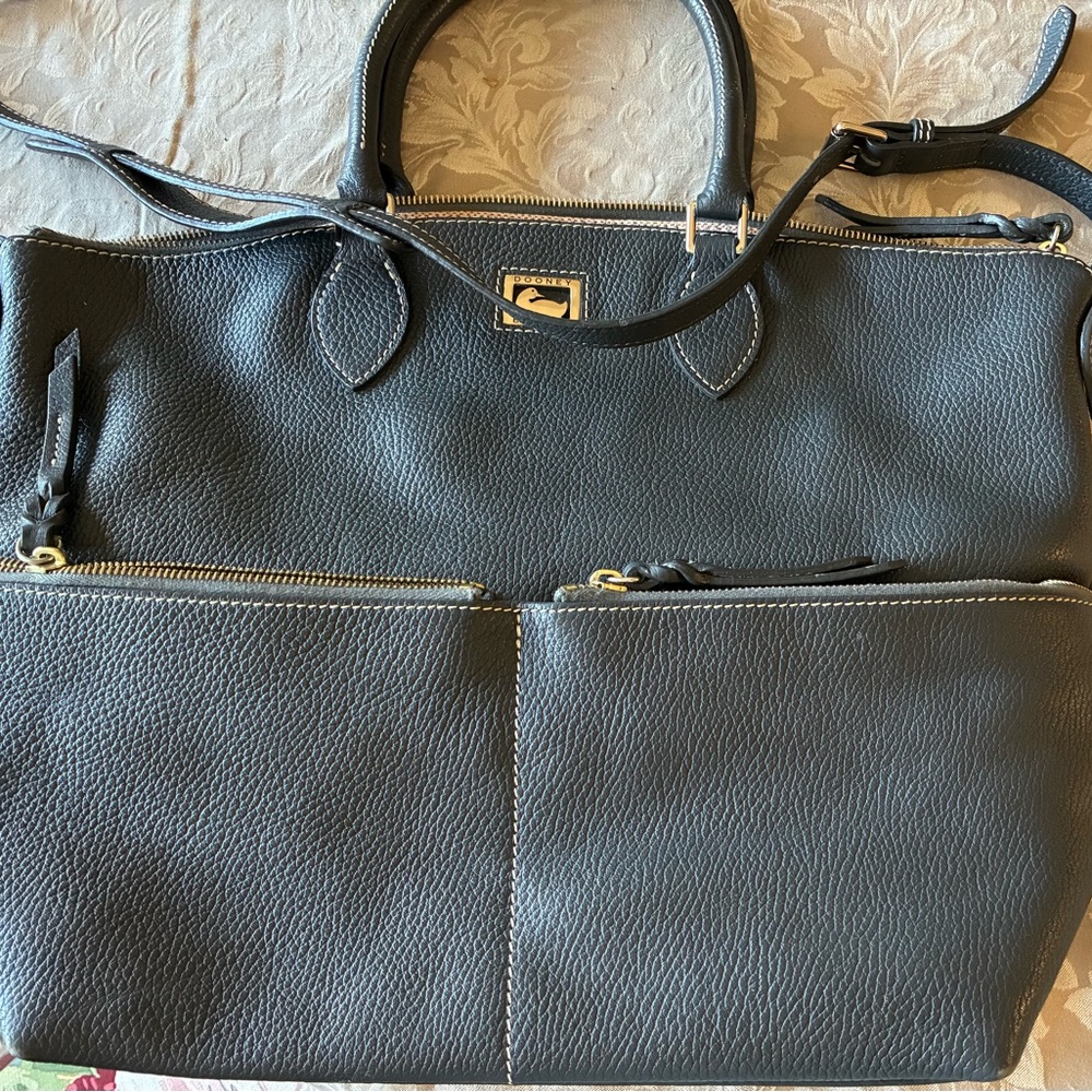 Dooney & Bourke Elegant Black Leather Tote Bag